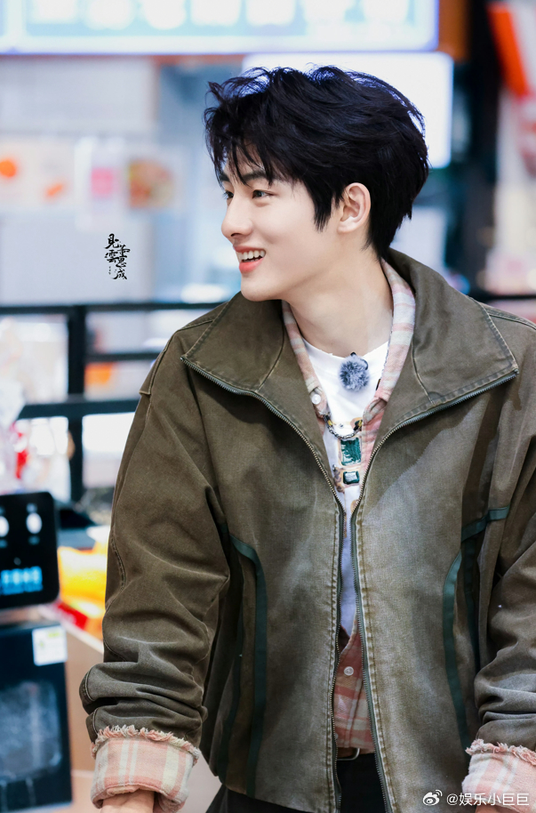 董思成怎么到哪都得才艺表演风华合伙人谁能想到董思成在风华合伙人的打工日常，除了研