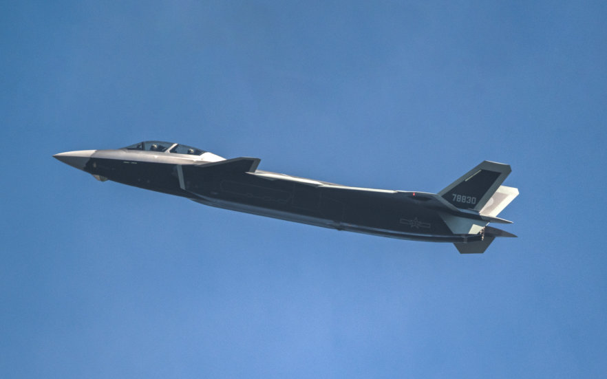 歼20S战斗机具有优异的中远程制空作战能力和对地、对海精确打击能力（航空工业） 