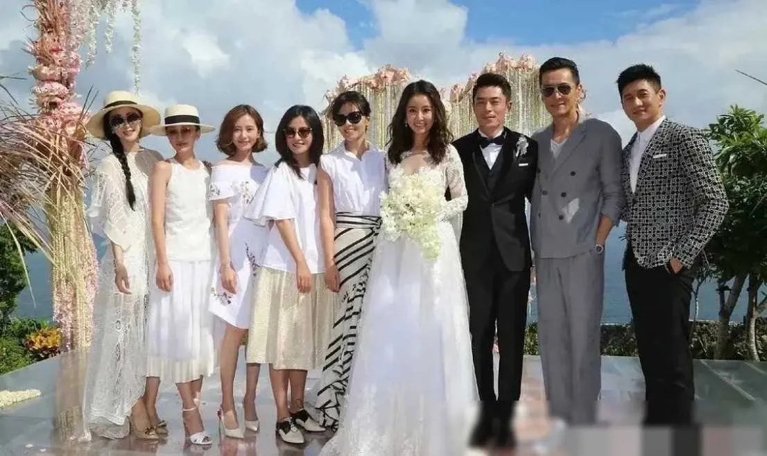 看林心如婚礼上的大合照就知道了女星们的真实身高吧！ ​​​