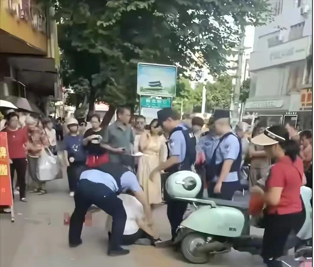 又来啦！
又一个疑似精神病的女子袭击小孩
拿疑似铁锤的东西打击孩子头面部，血流满