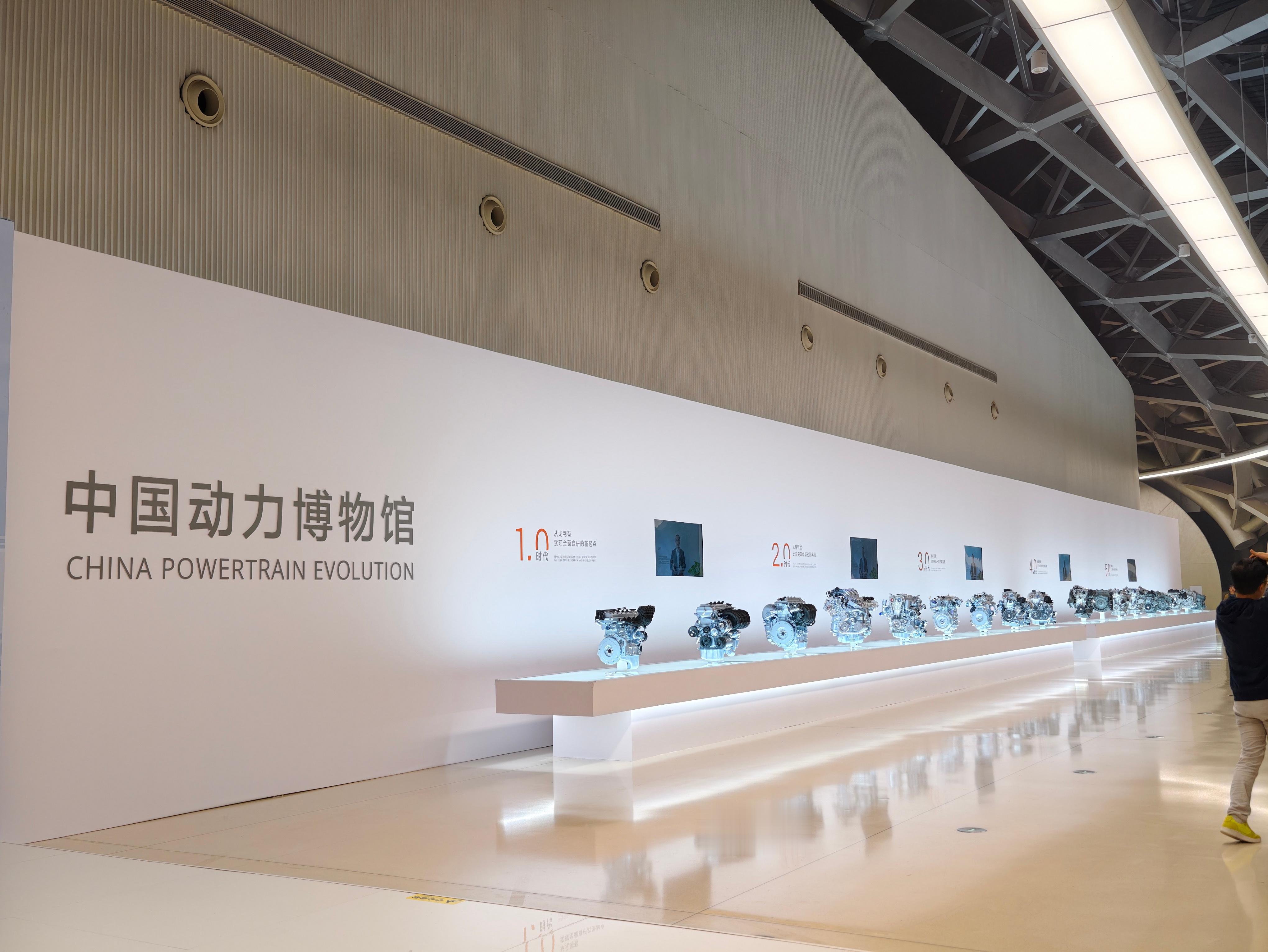 吉利i-HEV智擎混动技术发布会规格好高啊，现场有每一代技术的实体展示，包括最新