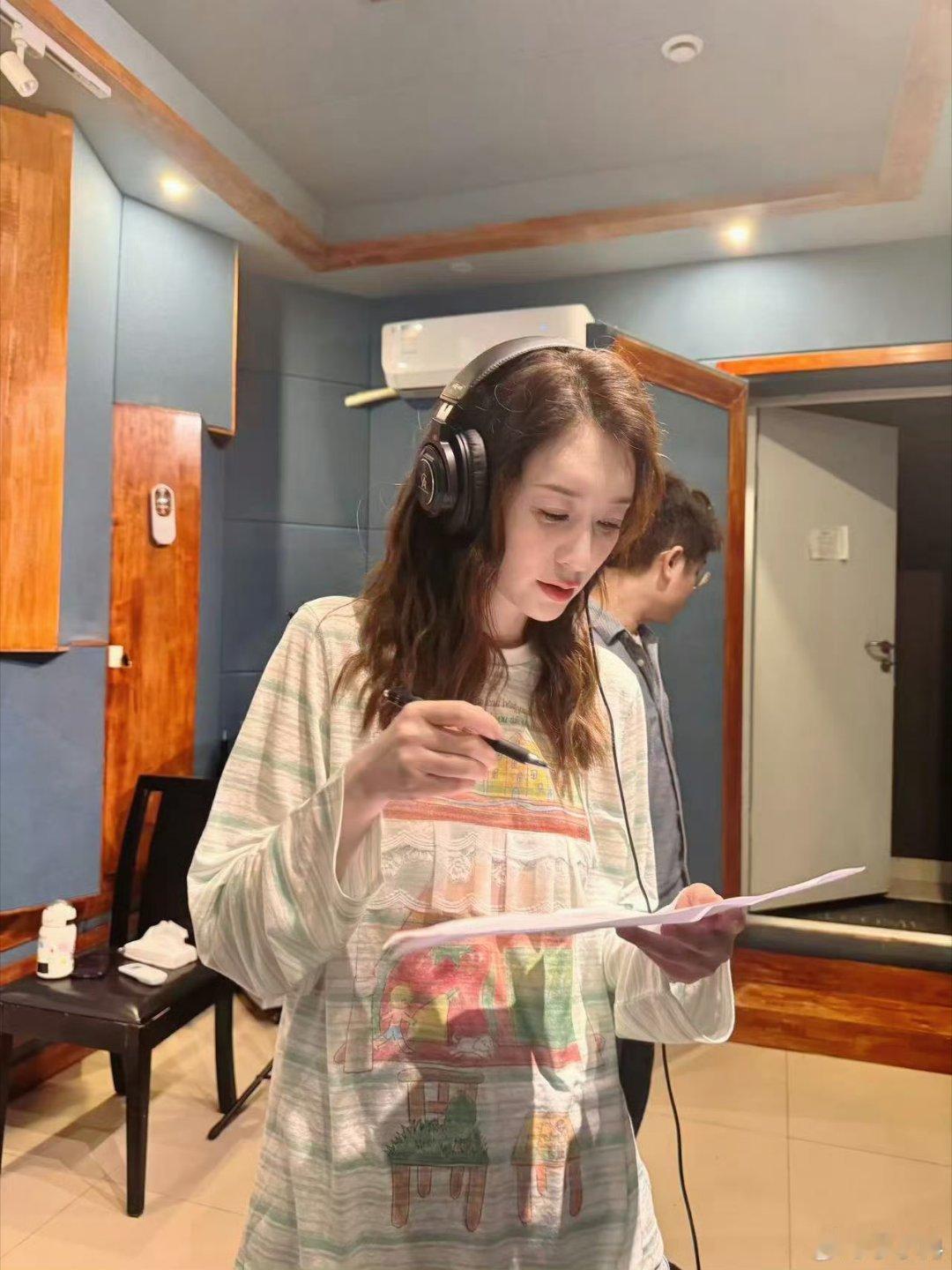 李小冉努力练歌游戏都不打了 李小冉真的是在不停地练习，补妆间隙也要练，最爱的游戏