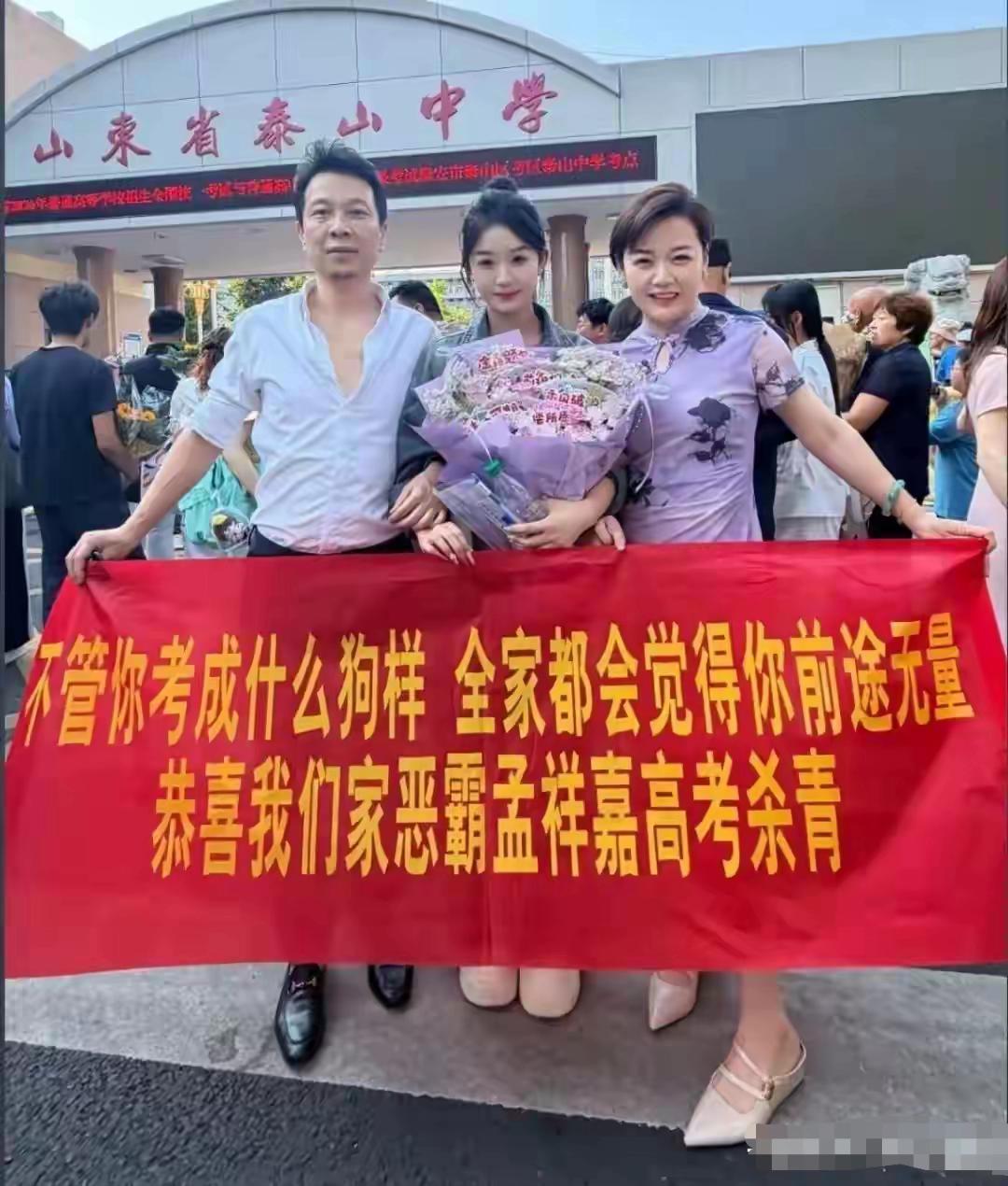 显眼的时候还不忘拉着母校，可谓知恩图报，用心良苦啊！
看着这个家中恶霸的美甲，我