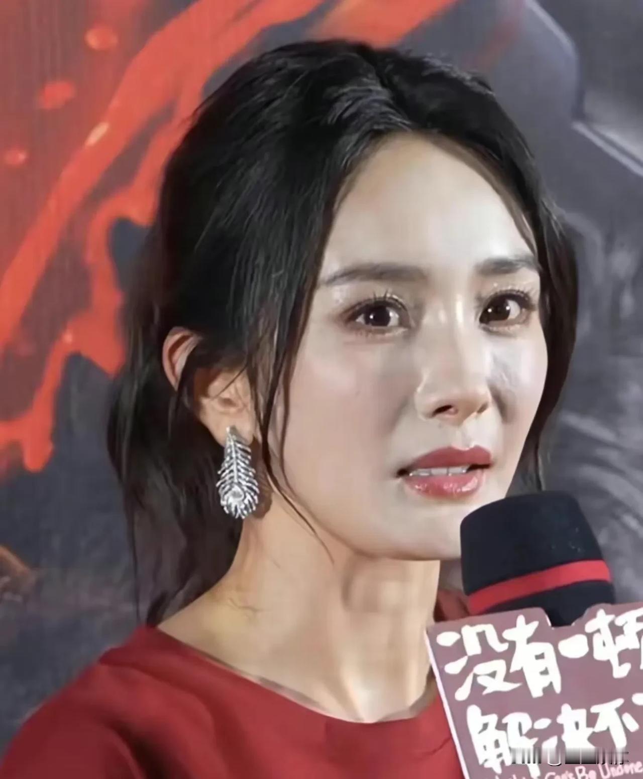 明星这个年纪并不大呀，可杨幂却老这么快。

可能是心累吧。首先，婚变对她的影响还