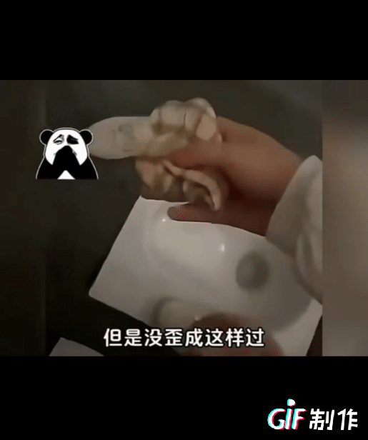 有谁知道
她这是尿脚上了
还是弄手上了