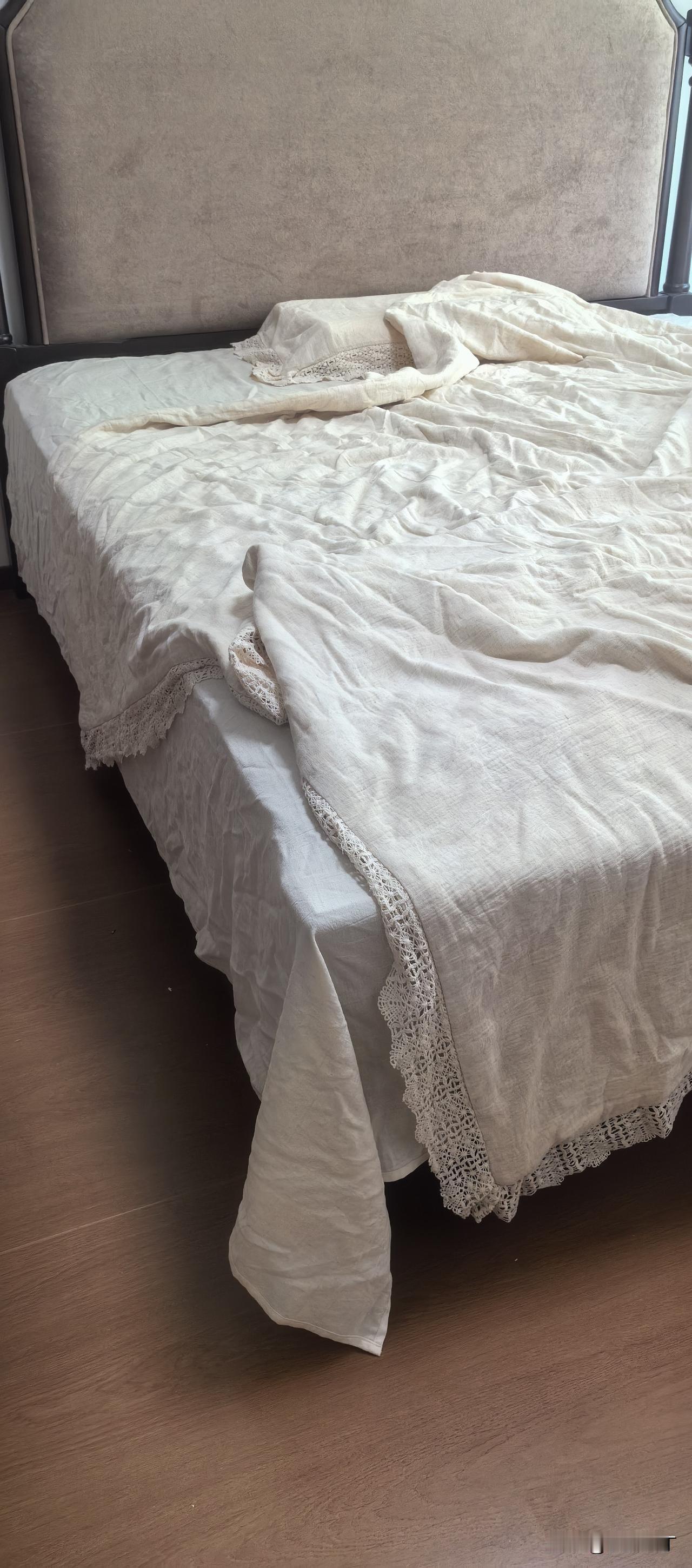 请忽略丑陋的床头，直接把你的视线投在皱巴巴的床单上。

一位江西的朋友问我家床上