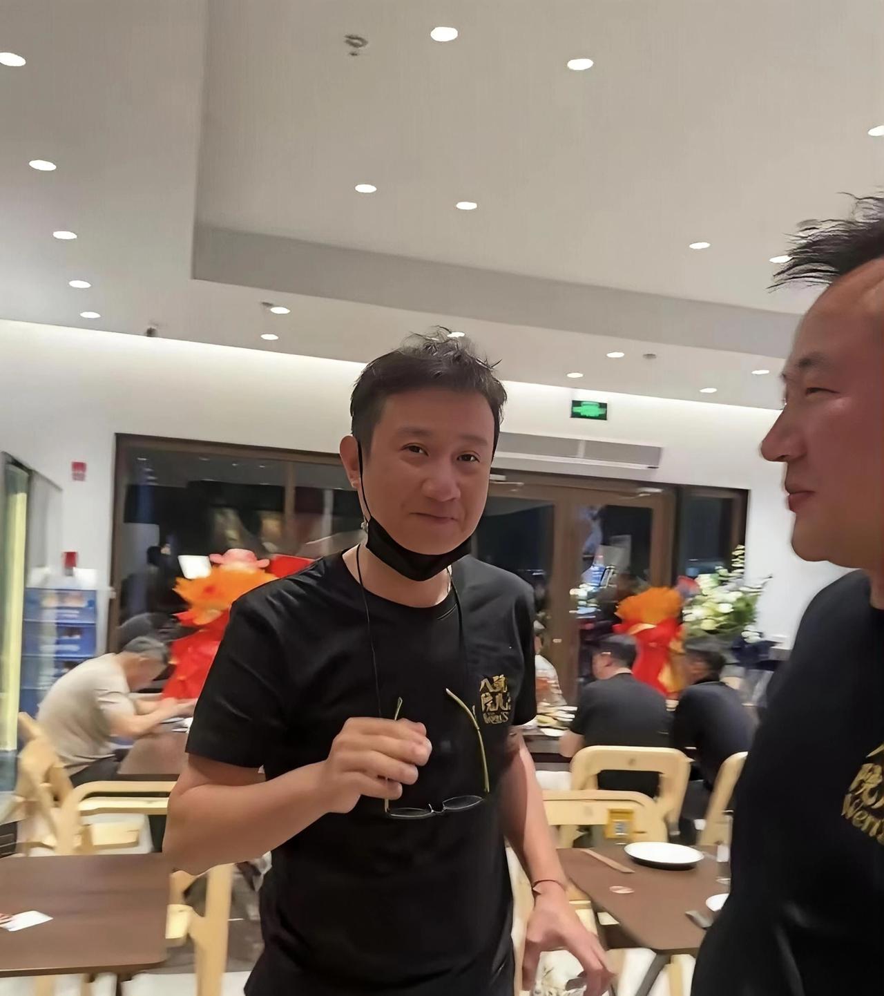 文章这是正式进军餐饮娱乐业了吗？
5月8日，演员文章在上海夏都小镇开设的酒吧"W
