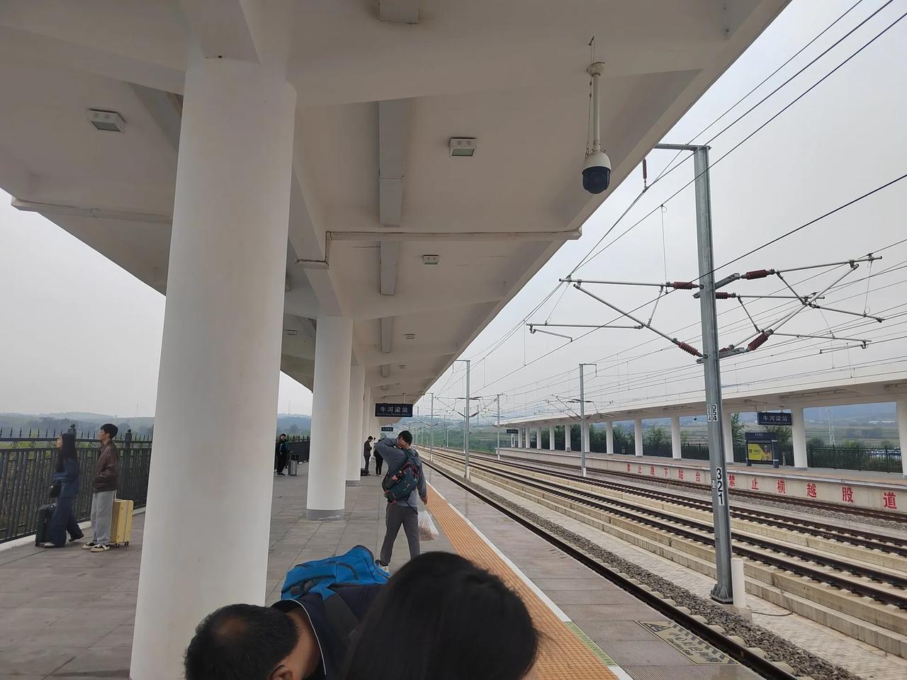 

牛河梁站的设计理念源自“百合绽放”，与凌源市“第一朵花盛开的地方”的美誉相呼