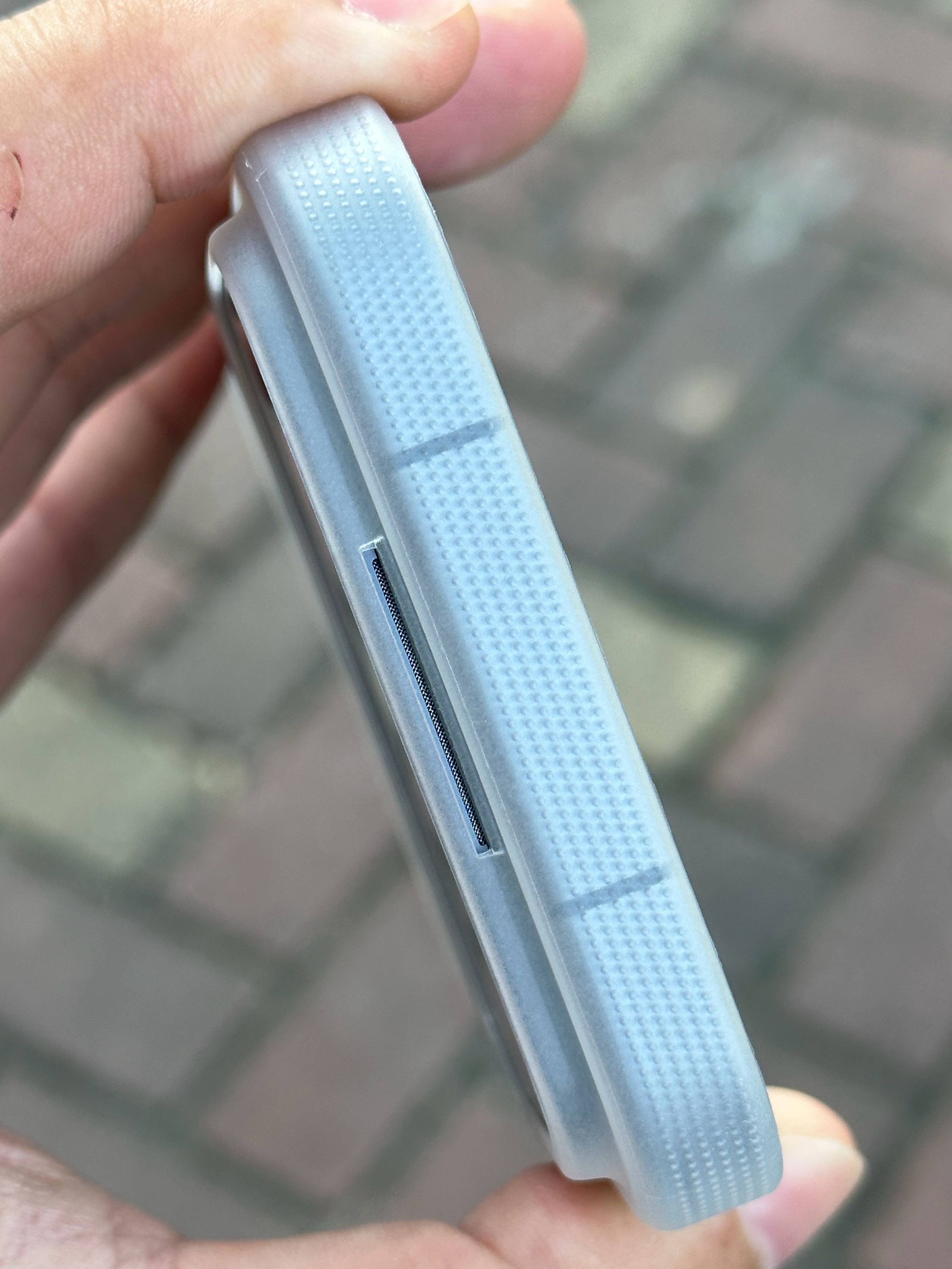 小米18ProMax 的超薄壳到货了，非磁吸的半透明天上架，后面还有一个透黑[嘻
