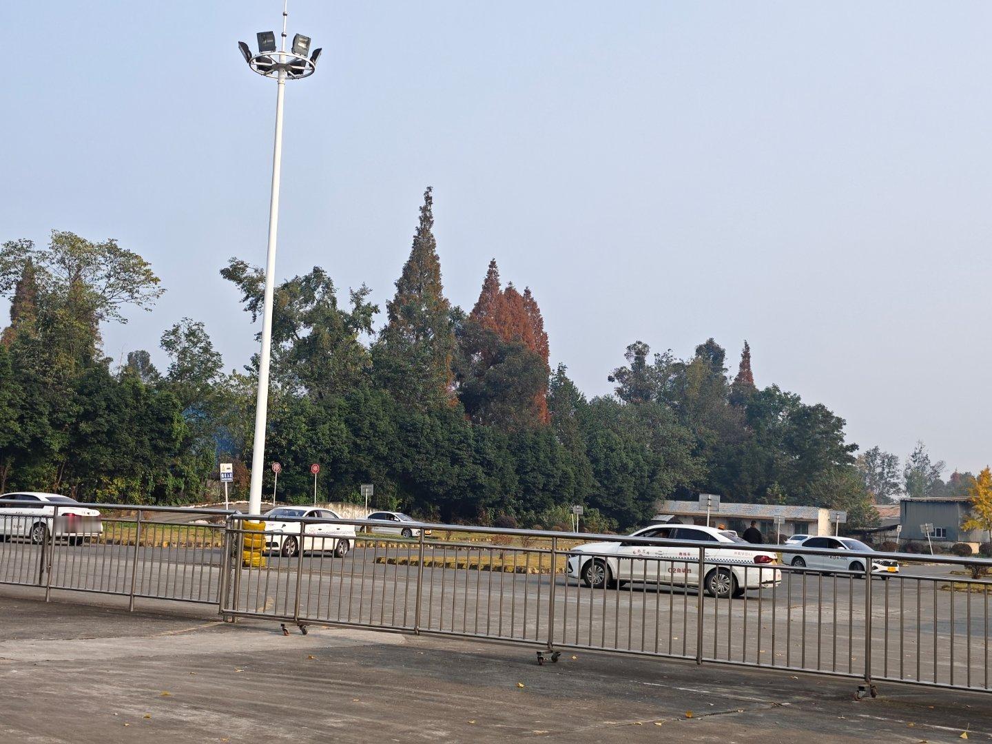 送我姐来练车呢，转身一看，这房子里居然藏了一辆尊界S800