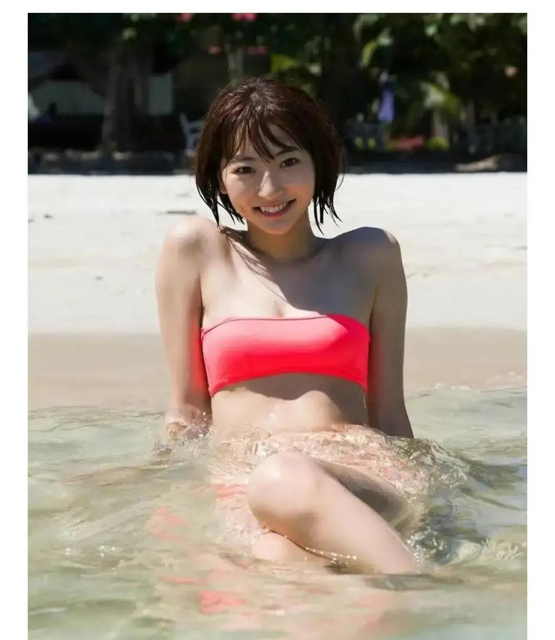 2016年夏天，福岛少女武田玲奈剪掉长发，顶着一头利落短发杀进东京娱乐圈，直接把