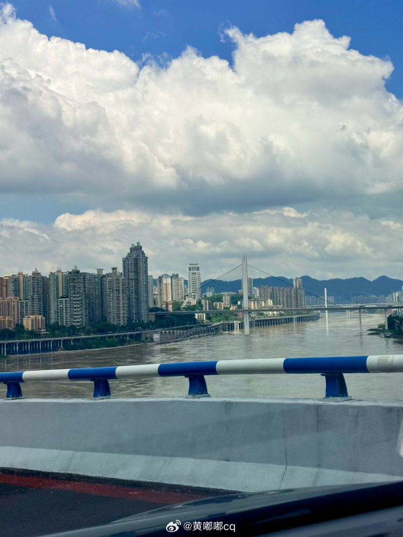 今天的云有点好看 
