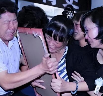2020年1月，新晃操场埋尸案主犯杜少平被执行了死刑，在被送入死刑执行车仅仅8分