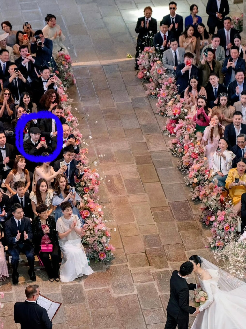 何猷君奚梦瑶婚礼新图｜嘿嘿！又捡到一张在拍照的王嘉尔！ 