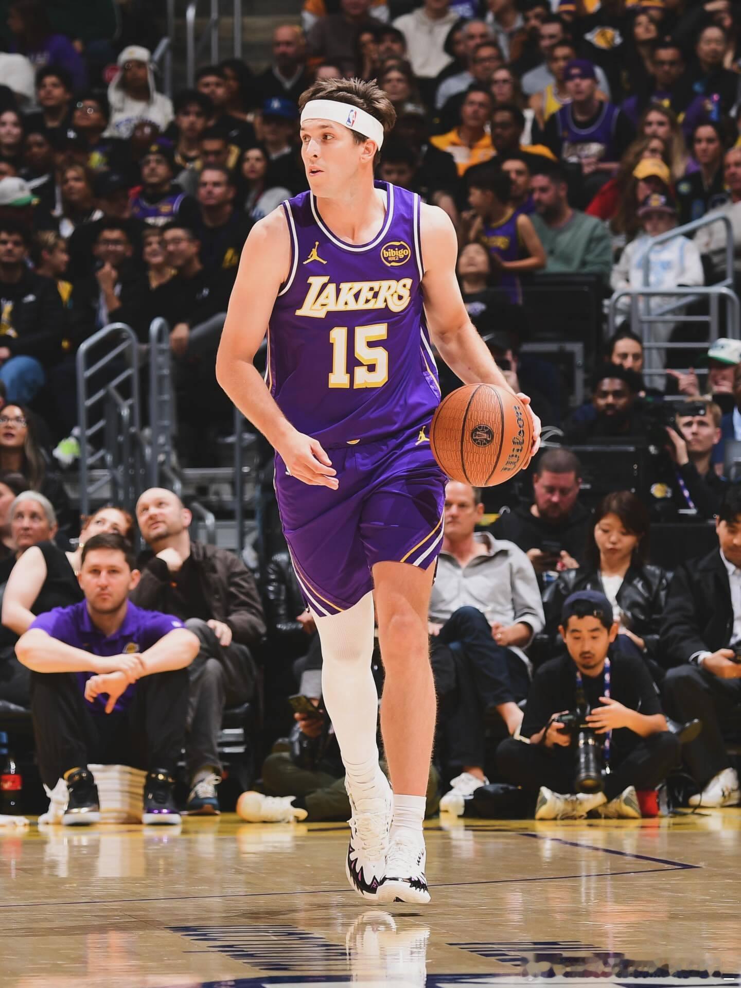 小里更新ins：“感谢这周篮球带来的美好，湖人配色AR3即将发布。”湖人国度