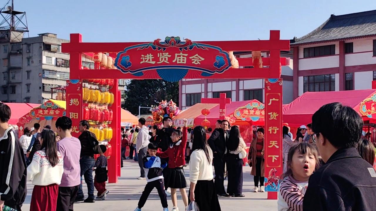 七绝●热闹庙会/古韵  

非遗产品沐春风，
购物行街到广东。
庙会鲜红心暖暖，