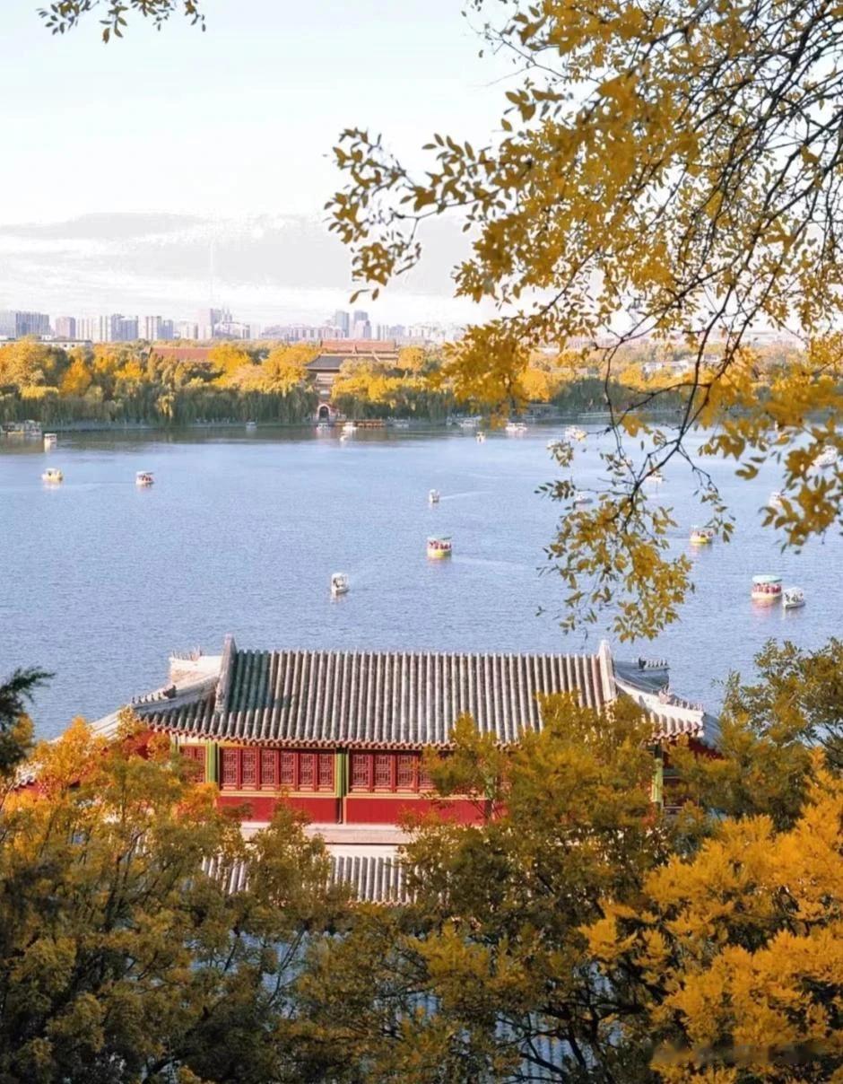 北海公园是我国现存最悠久、保存最完整的皇家园林之一，前后经历了辽、金、元、明、清