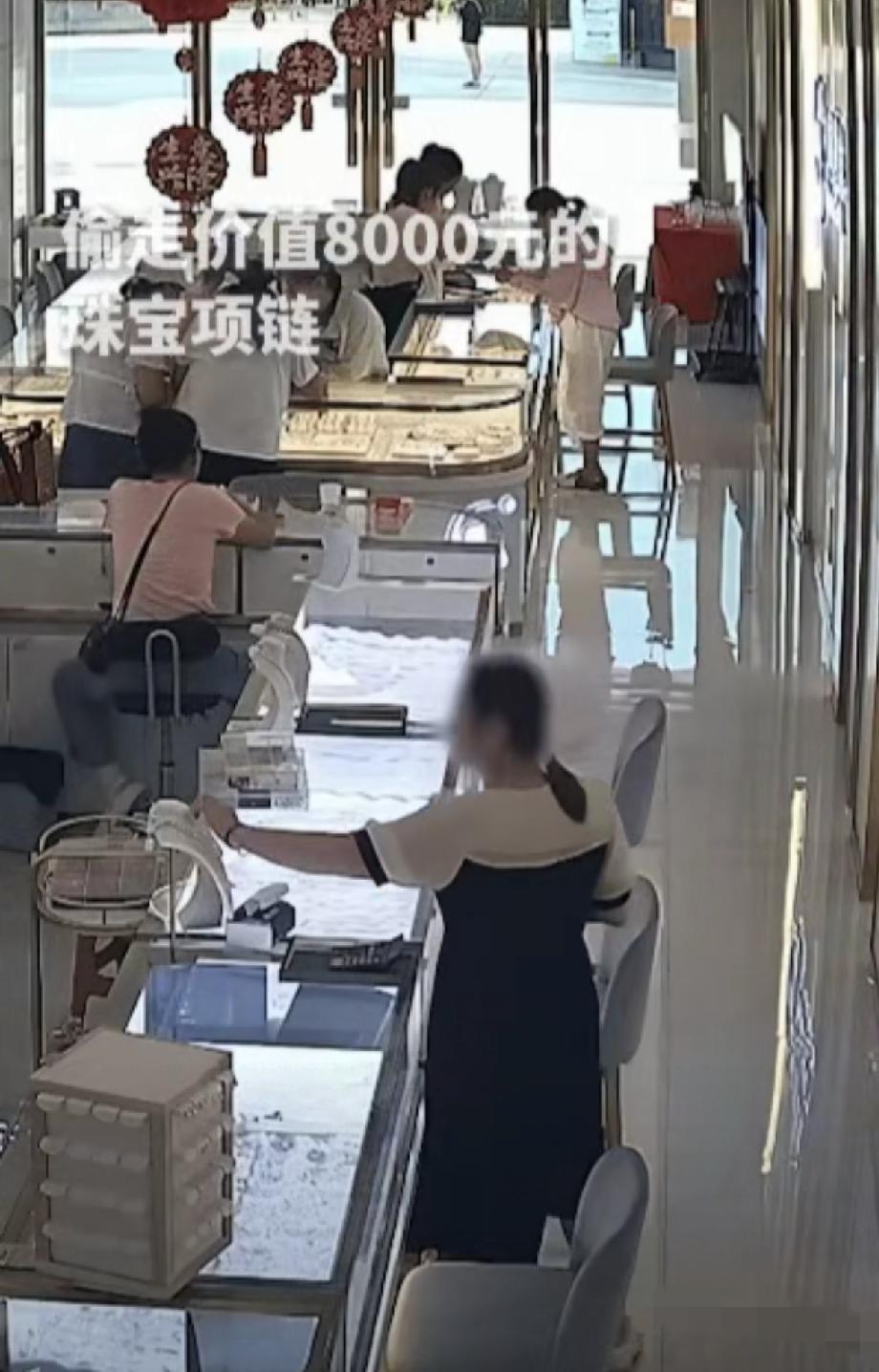 "丢脸丢到人民日报了！"湖北武汉，一女子去逛商场金店，她趁店员不注意，用纸巾把项