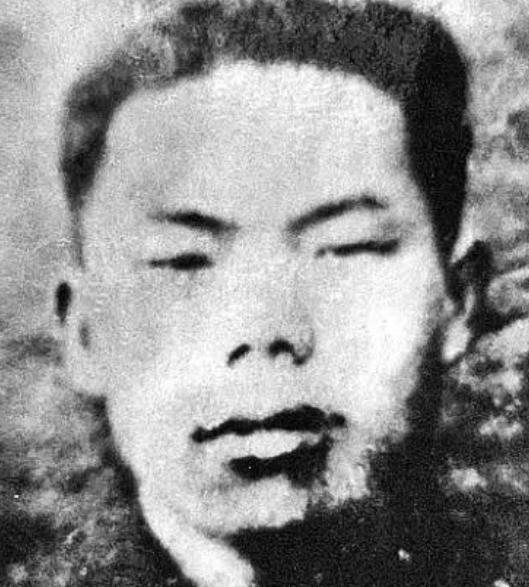 1952年，朝鲜战场上，志愿军都在睡觉，一个战士却因为太激动，睡不着。就在这时，