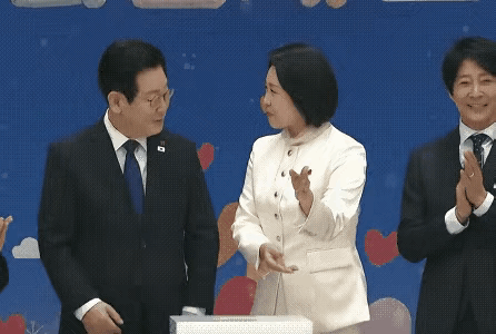 你羡慕韩国总统夫妇的爱情吗李在明俩口子任何场合都能搞点“小动作”，你说可爱不可爱