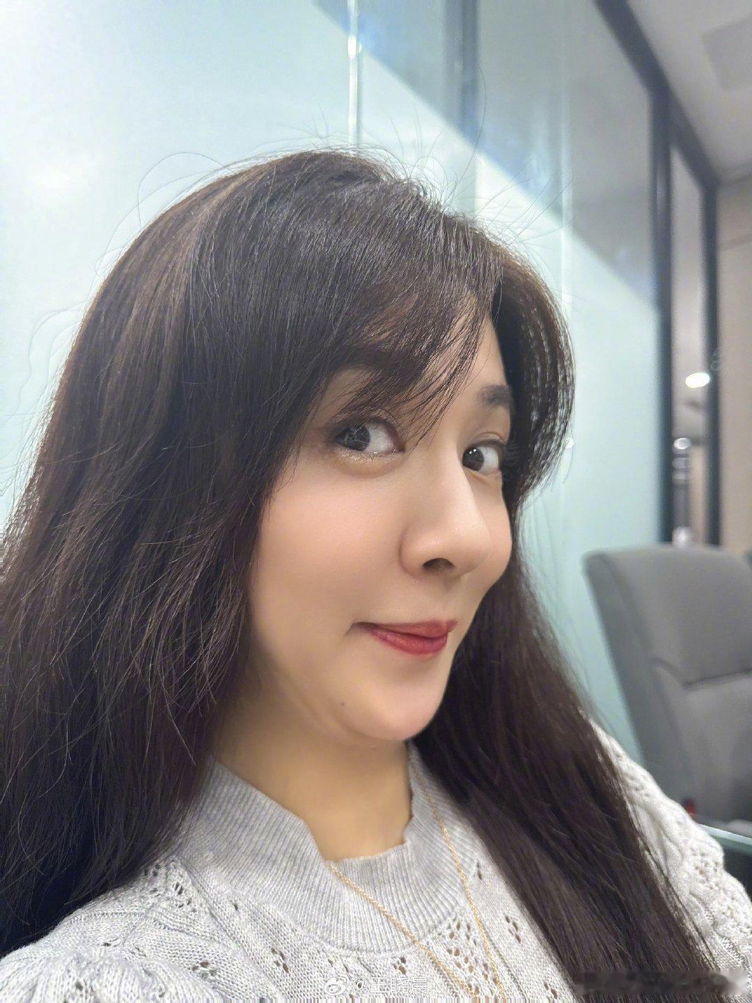 王晓晨晒照回应双下巴王晓晨说妈生双下巴跟了我三十多年 王晓晨调侃双下巴跟了自己三