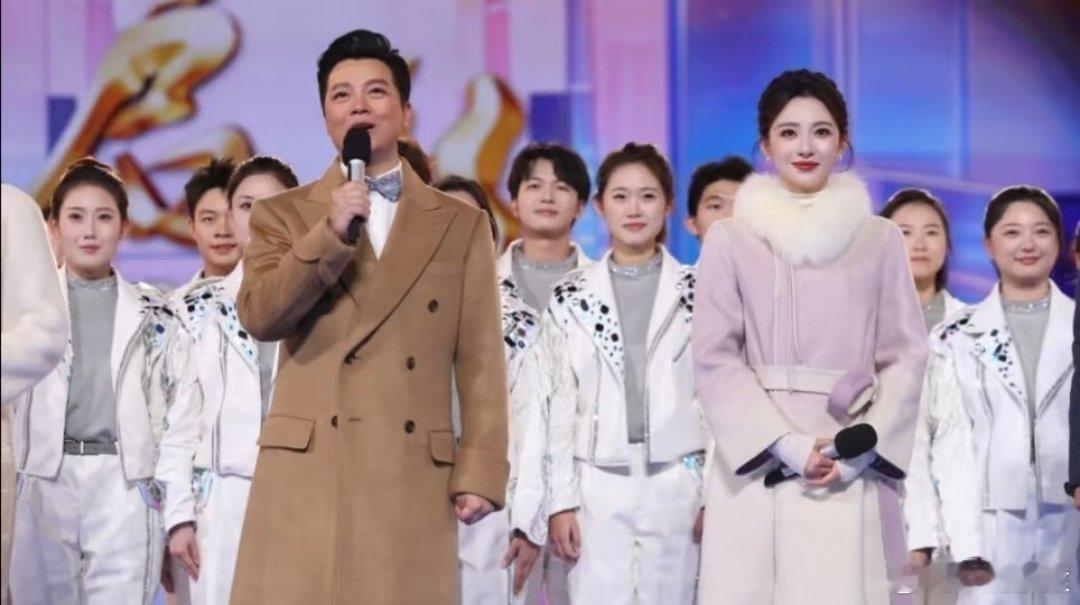 跨年晚会主持人告别单薄礼服不止主持人，还有演员歌手，大家都穿的暖暖的。爱你老己具