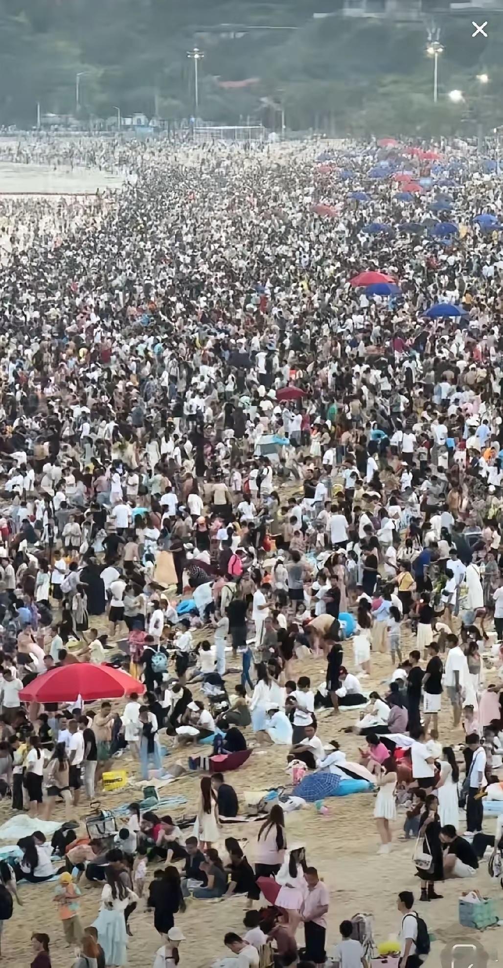 五一小长假期间，深圳大梅沙海滩和惠州沙滩的人流量差距可真是悬殊啊！深圳大梅沙海滩