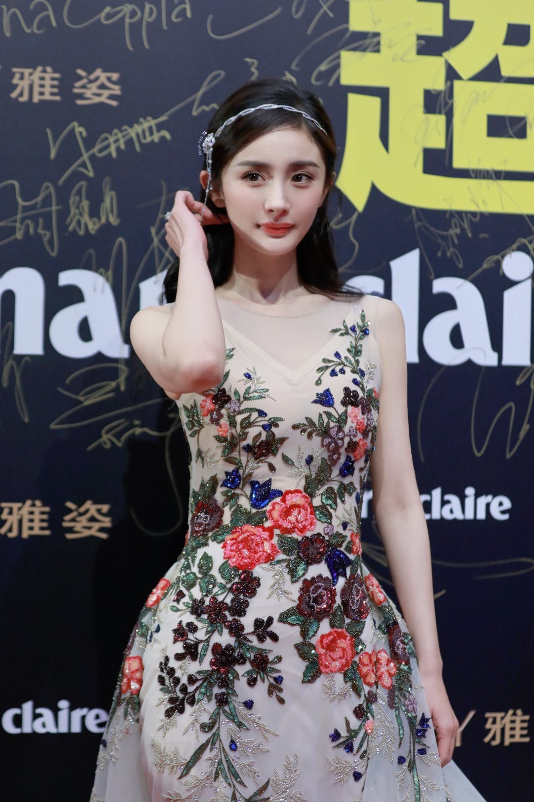 鹿晗站姐发的杨幂好像洋娃娃线下看到的杨幂就是洋娃娃本人来的脸又小 身材又好 超级