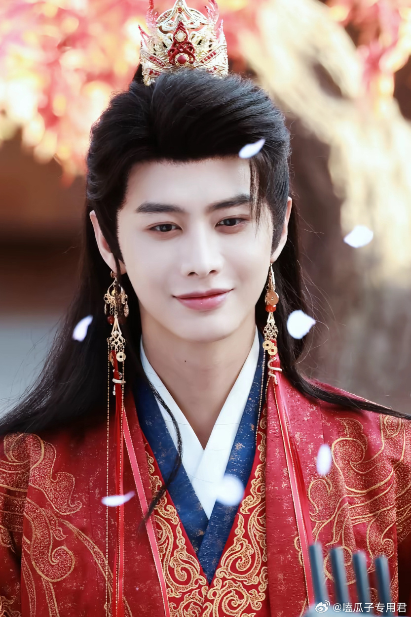 竖屏短剧《折权》主演：何健麒、梁雯晶导演：文鸿毅《仿妆》《窃心》《三生无殇》题材