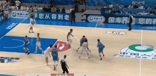 北京超级中锋周琦终于支棱起来了！在今晚北京对阵上海G3的第三节比赛中，周琦接队友