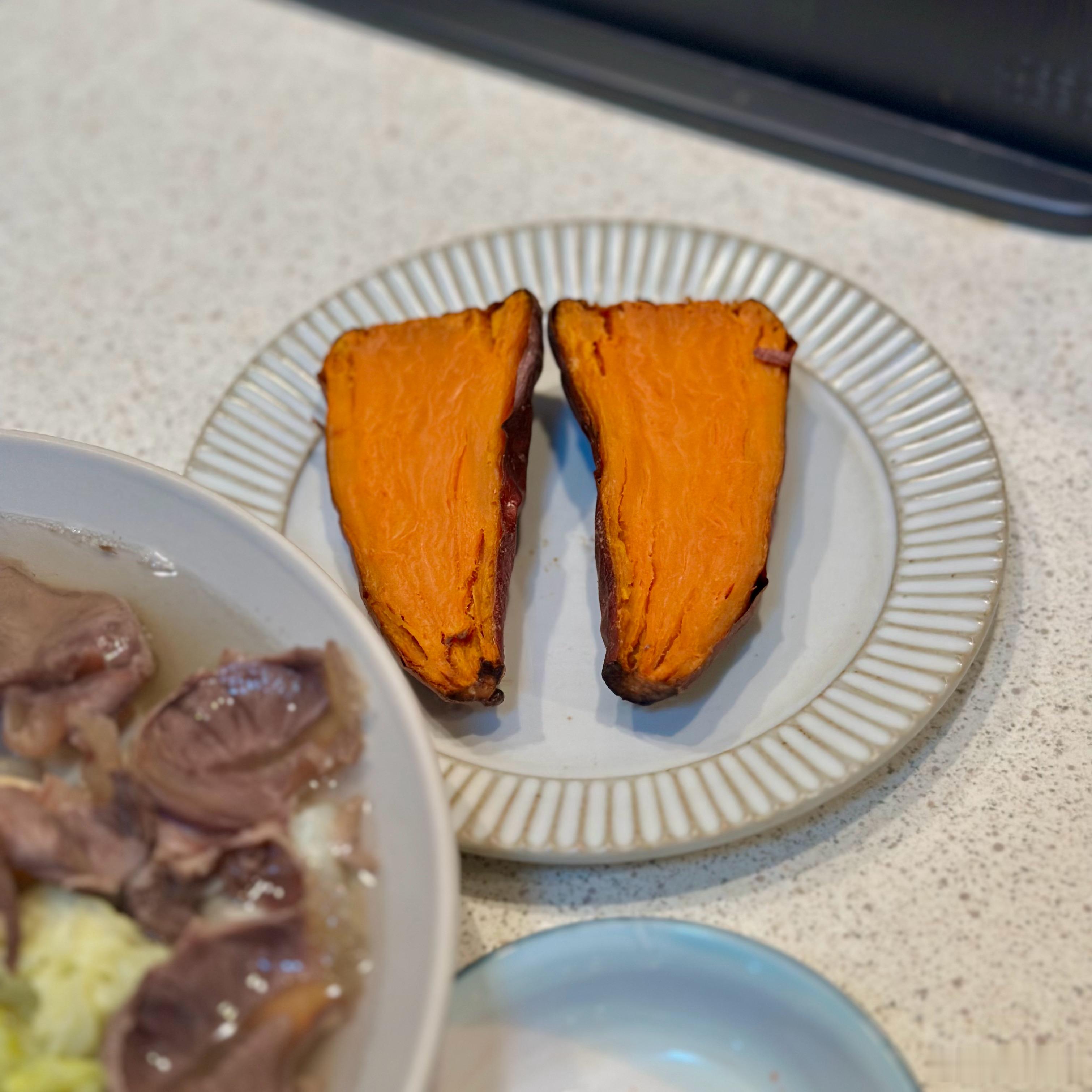 晚餐。牛腱子、豆腐干、娃娃菜一起煮了一大碗，热量不高，饱腹感十足。碳水就吃点烤红