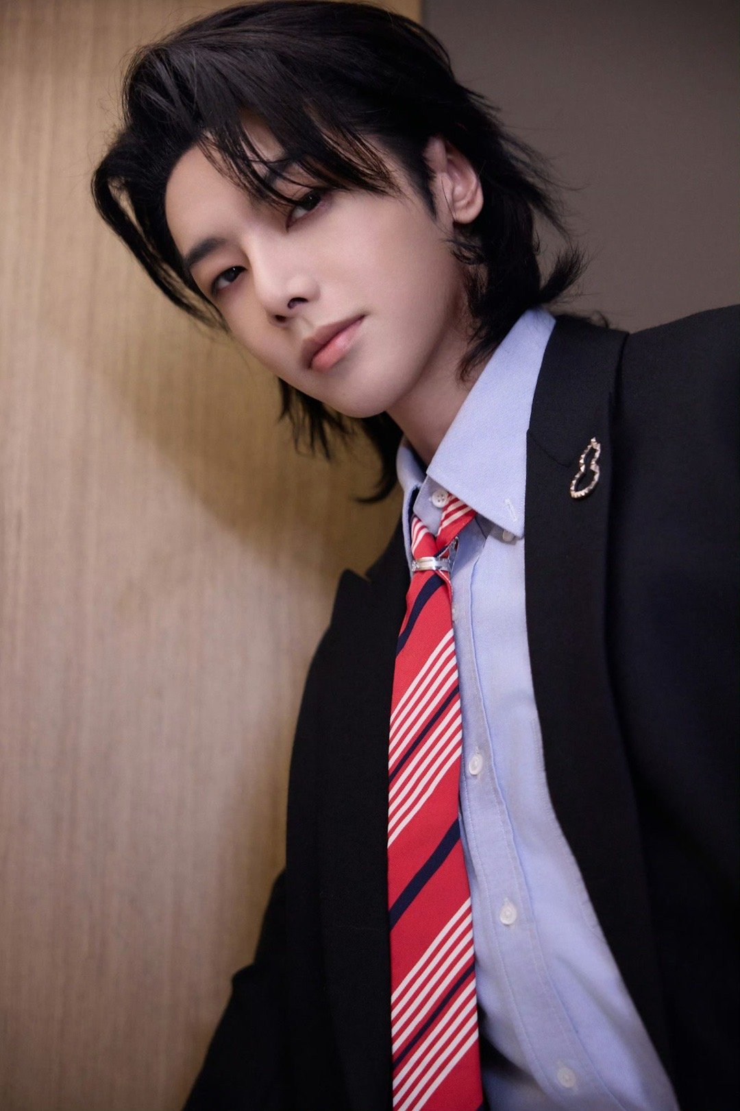 华晨宇直播时哽咽 台上酷拽的花花也有软肋！直播突然哭崩，铁汉柔情藏不住。 