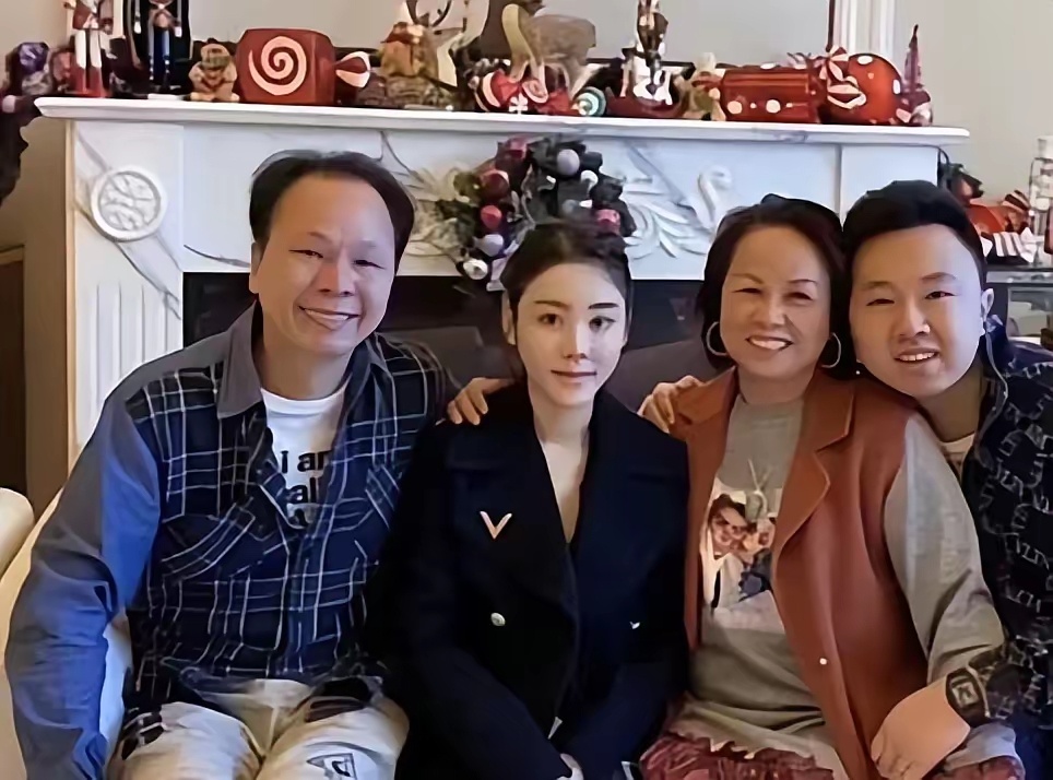 蔡天凤二婚应该是幸福的，看得出来她和婆家人相处和睦。她年纪轻轻的就生了四个孩子，
