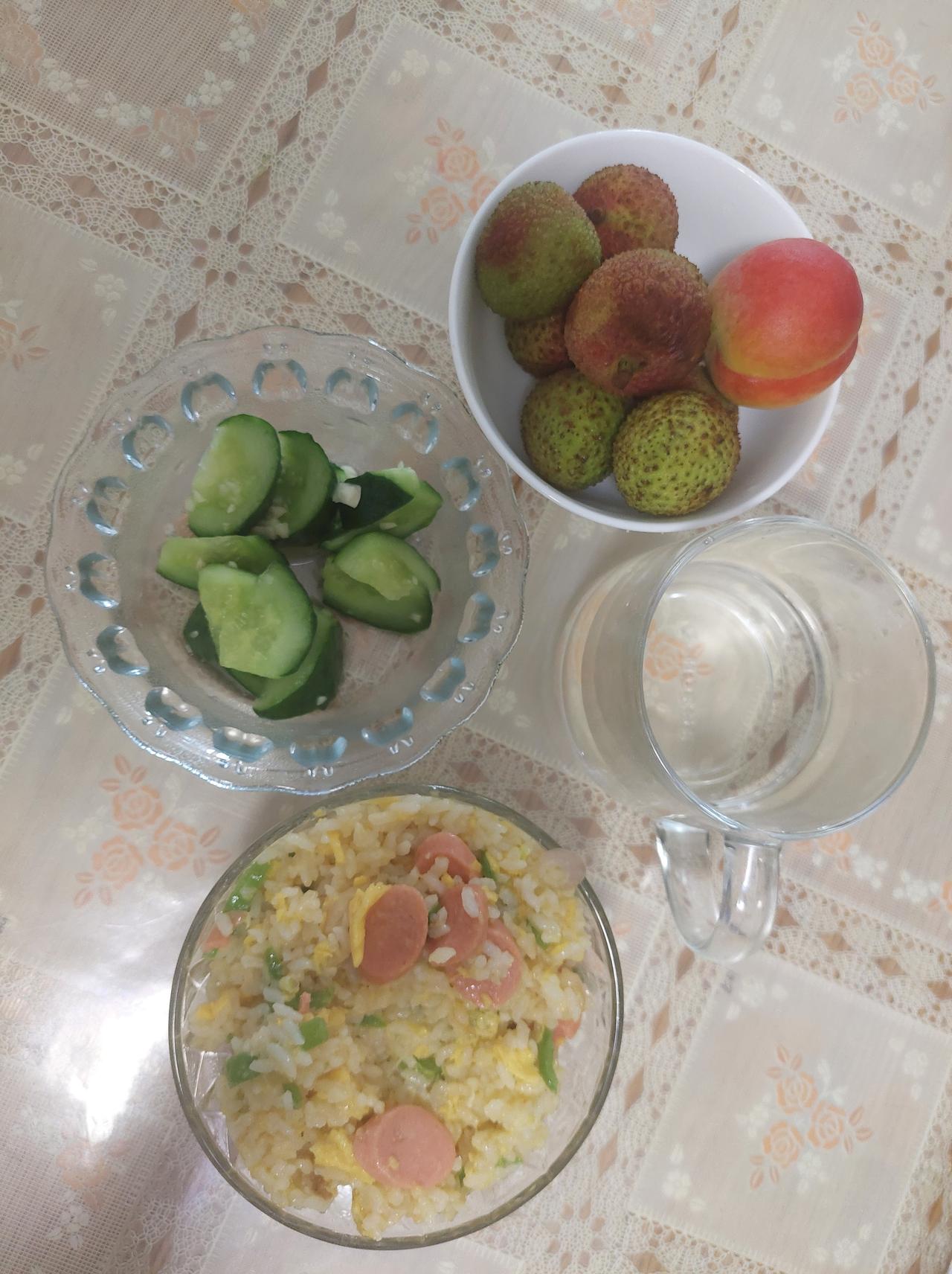 吃到G哥做的炒饭相当不容易了。

好几年，都没做过了。

晚上下班回来，我是又累