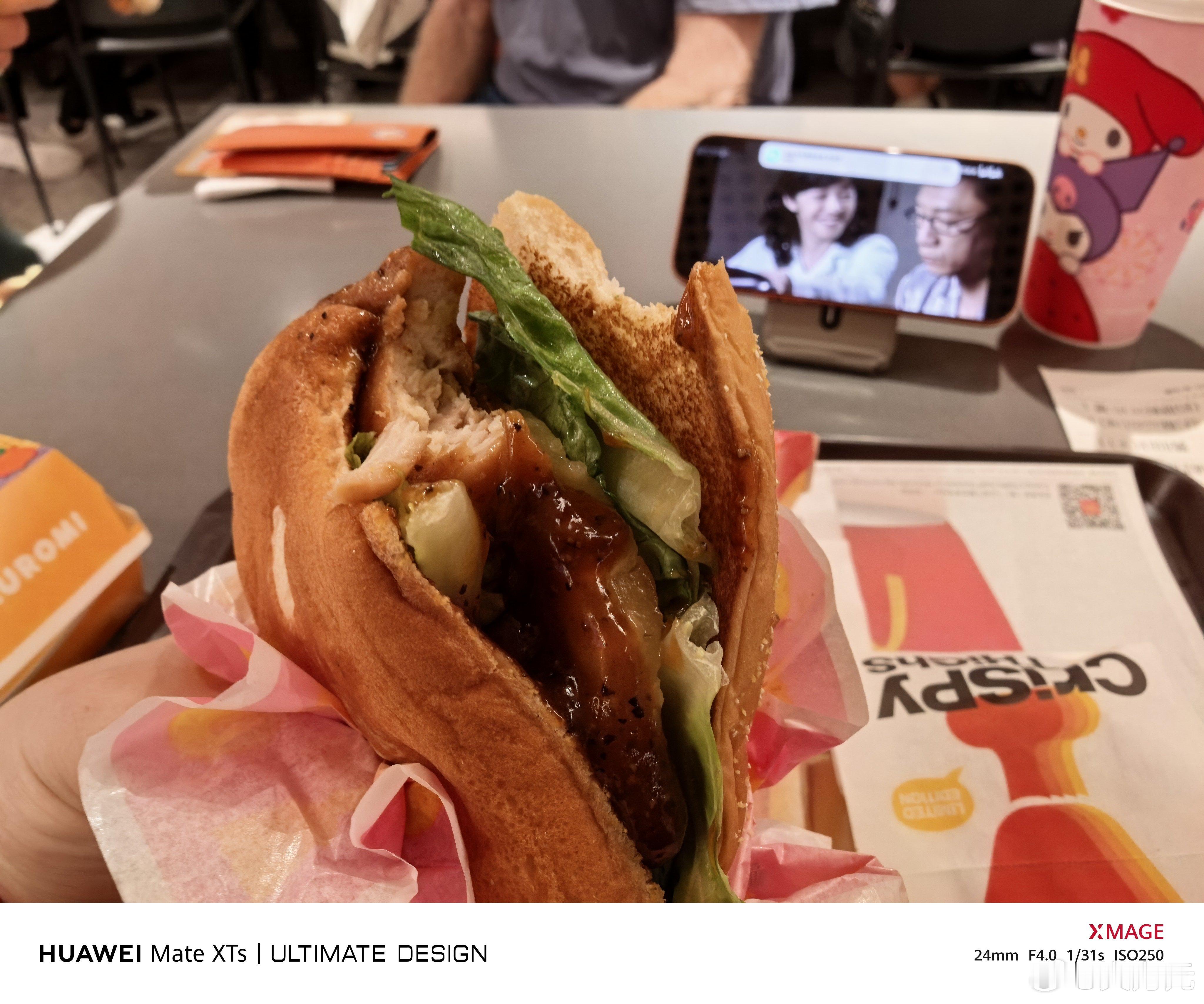 年轻人备的年货，这就说错了，现在年轻人都不备年货，因为大过年的商场都开门呀，想吃