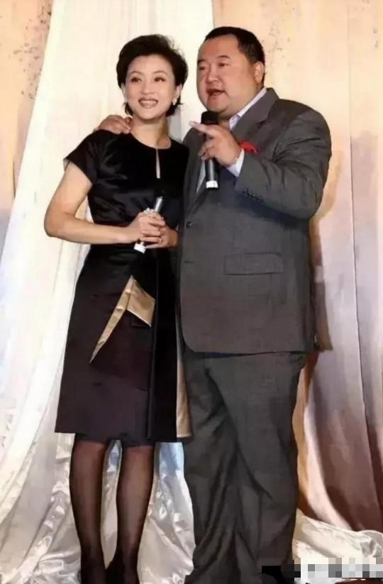 1994年，26岁的杨澜非要和银行上班的丈夫张一兵离婚，转身嫁给了体重200斤，