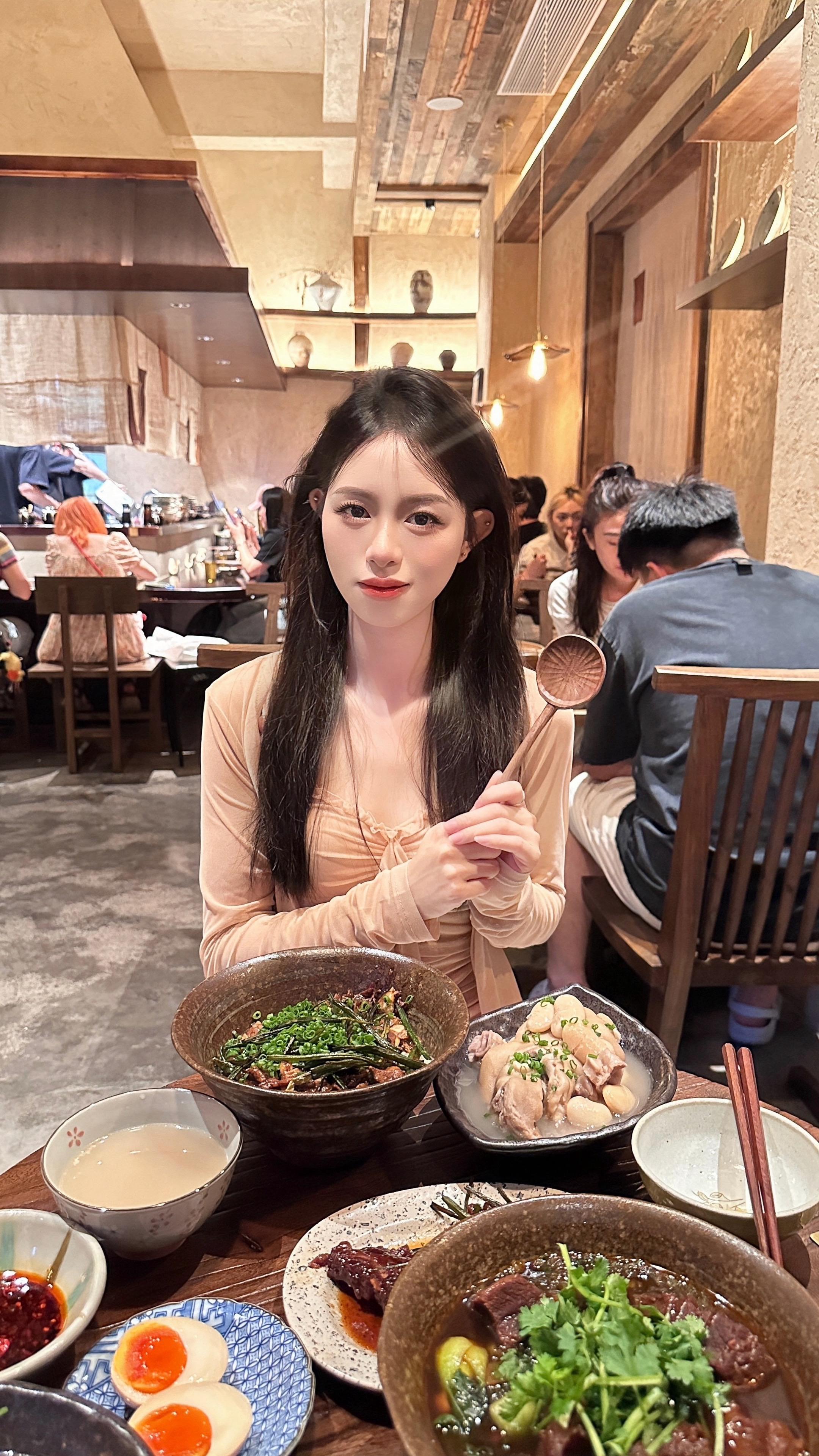 累了我带你去吃饭 不要整天发那些像离了婚一样的文案.