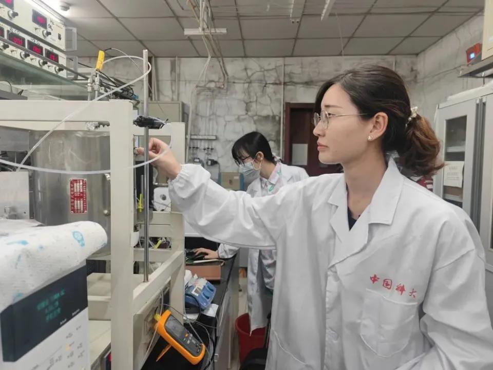 女性科研人员真正面对的难题，不一定是能力不足，而是事业黄金期与生育期高度重叠。学