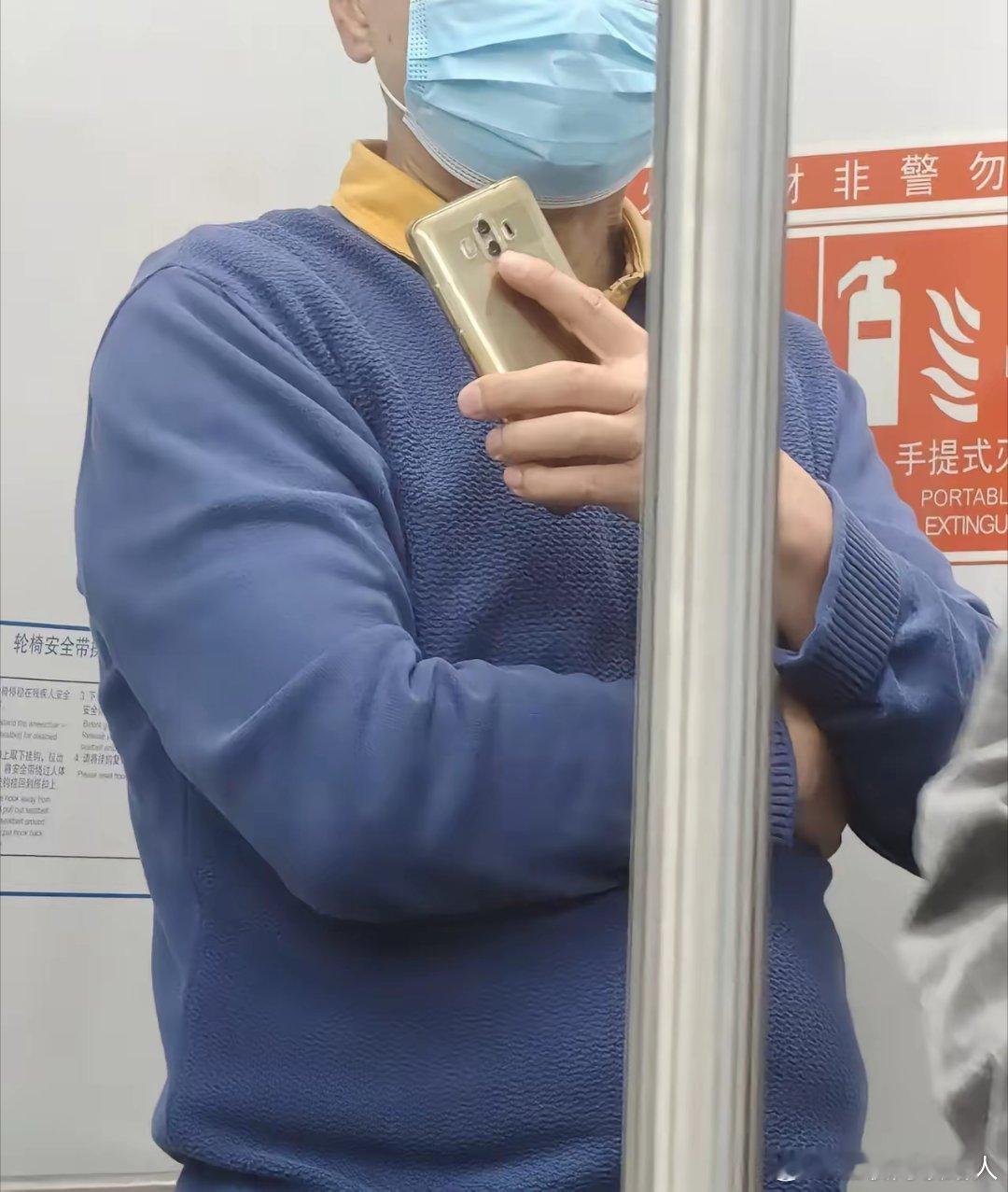 中国男人真的太不容易，今天在地铁上，看到有人居然还在用华为Mate10。要知道，