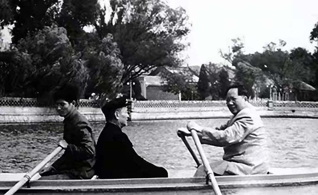 这是1952年秋天，毛主席在中南海亲自为他划船。
          他是老资格