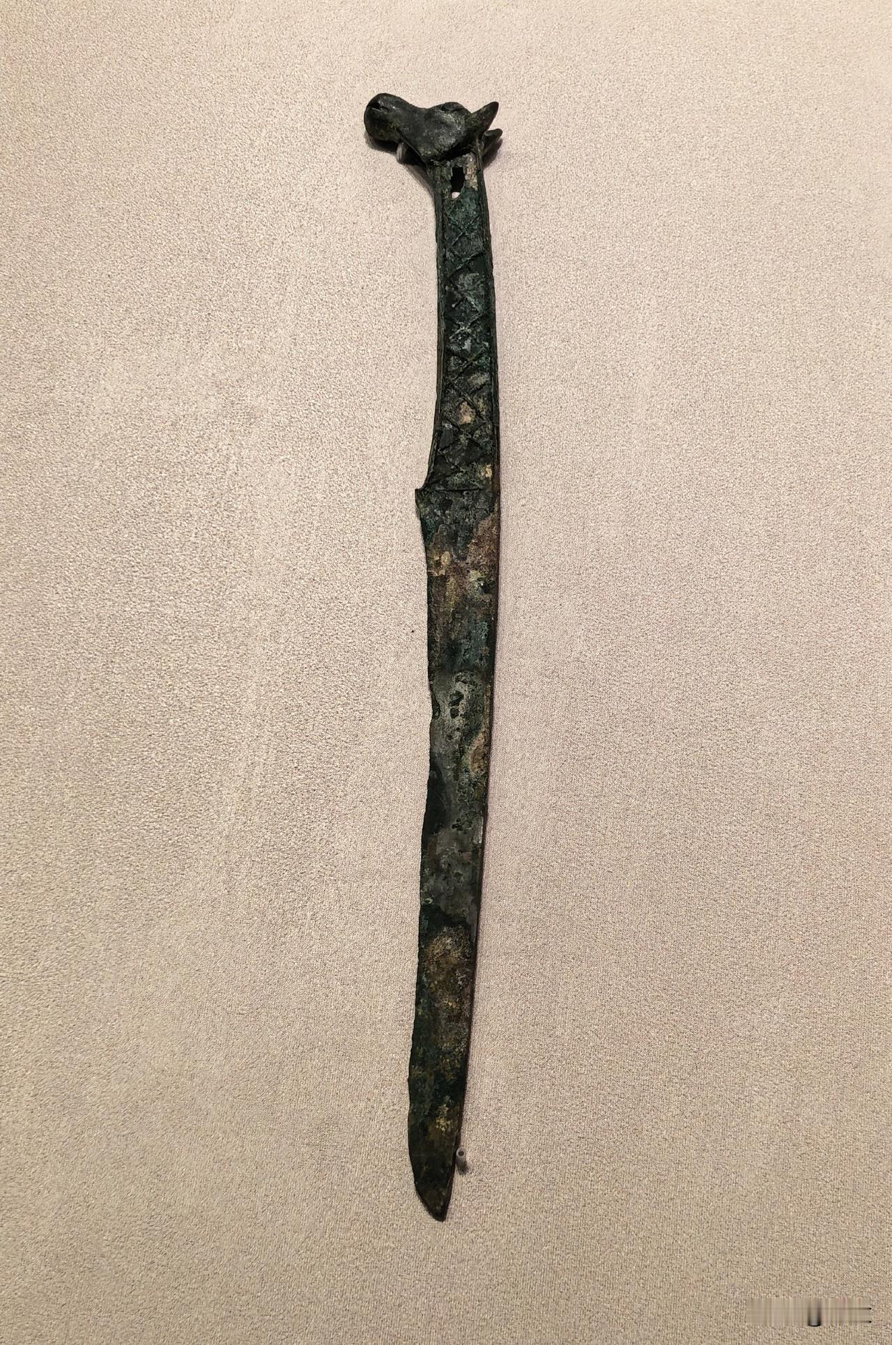 短刀是万能小工具，短剑是身近肉搏的实用兵器。沅汰博物馆 

鄂尔多斯草原青铜器充