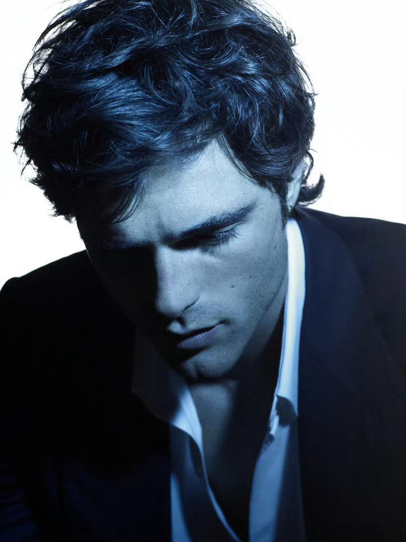 香奈儿蔚蓝香水的三代代言人~还是最爱第一代 