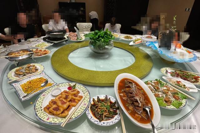 这不是照顾生意，而是薅羊毛！江西，饭店老板匡某经人介绍认识了生意人李某，李某领亲