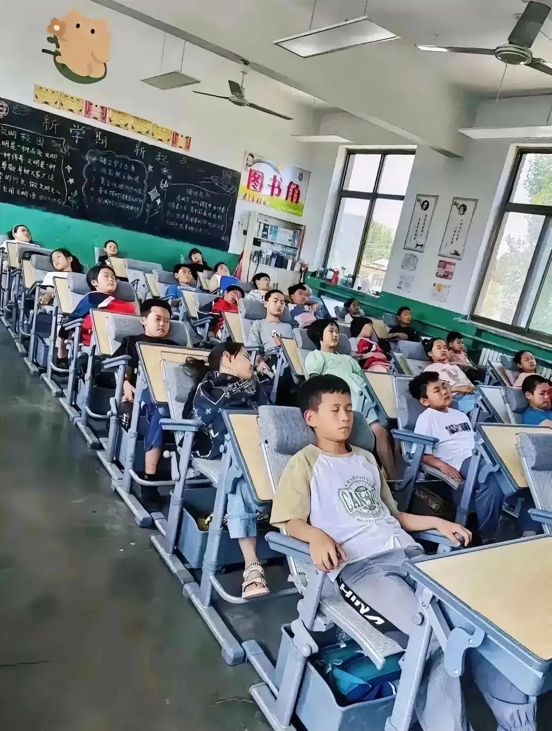 要说现在这学习条件，真的是越来越好了。

你看这些孩子们，课间和午休时，不用离开