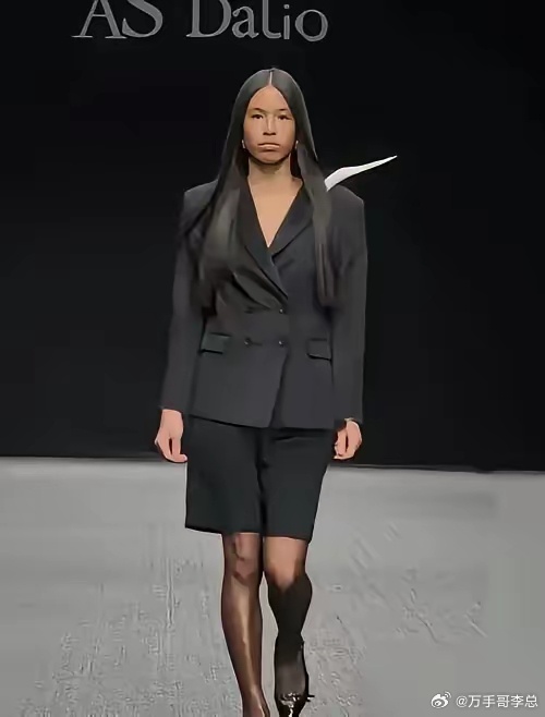 这哪是张庭icon女儿，这分明是一张行走的人民币！当年全网嘲她丑，说她完美避开了