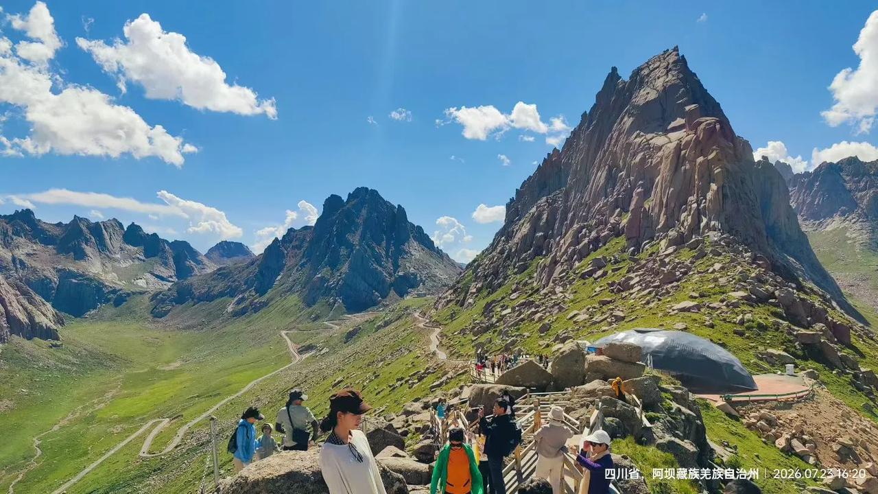 骊山旅友快乐行、莲宝叶则：
  在阿坝藏族羌族自治州的莲宝叶则，
我们领略了蜀山