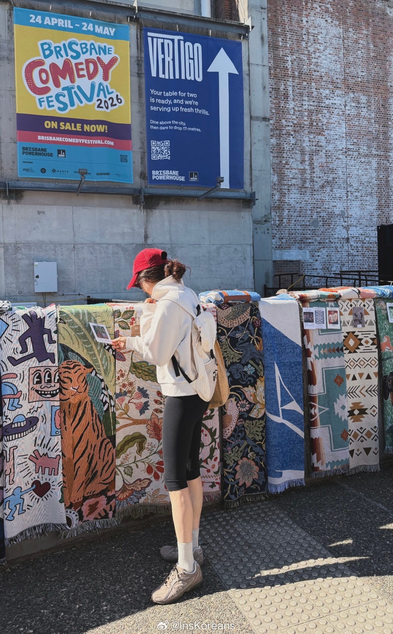 郑丽媛 郑丽媛回澳洲参加亲戚婚礼和妈妈约会，妈妈看着好有气质啊 