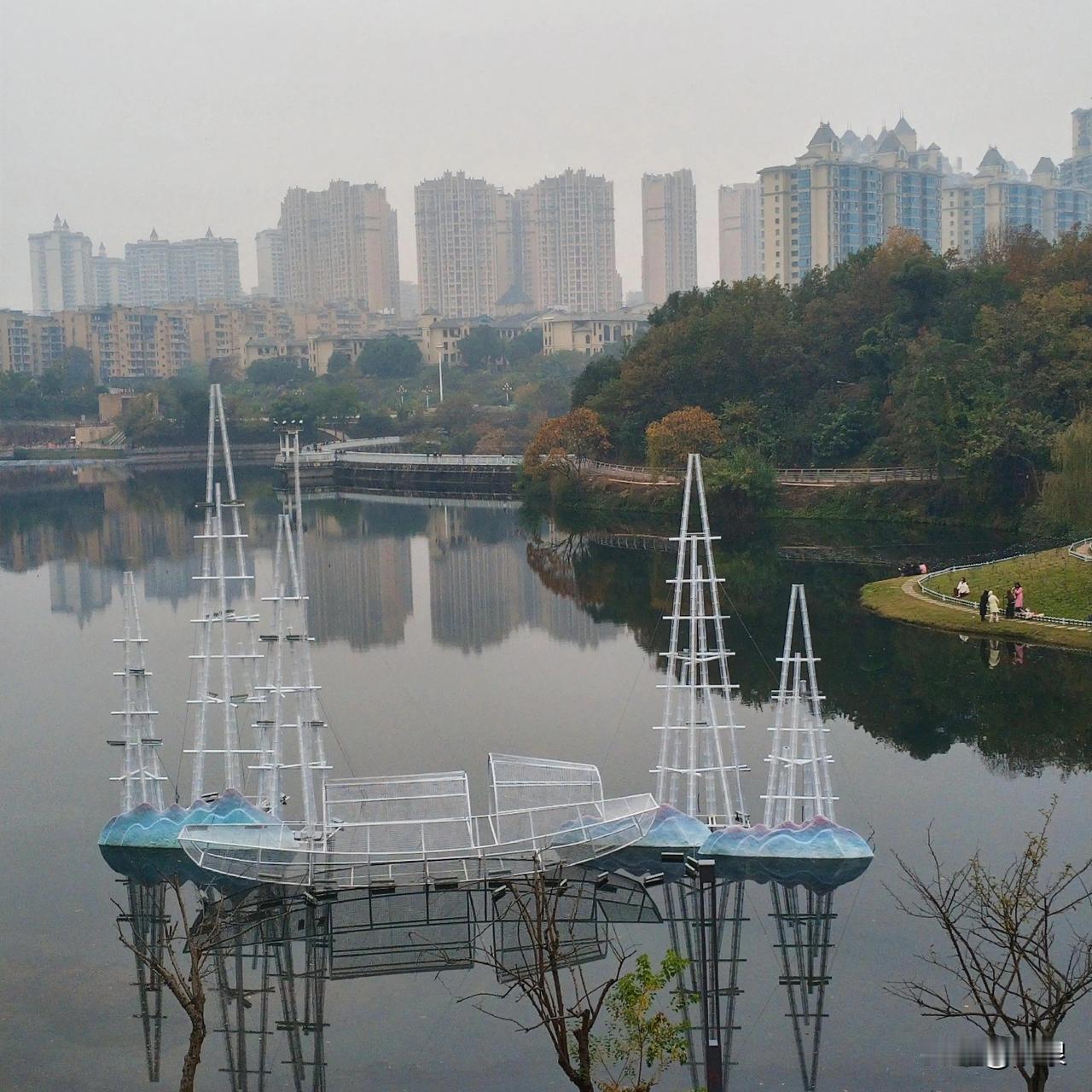 太好了   太好了

一晃元旦 春节就要到

自贡沿滩新城的龙湖公园天天热闹得“