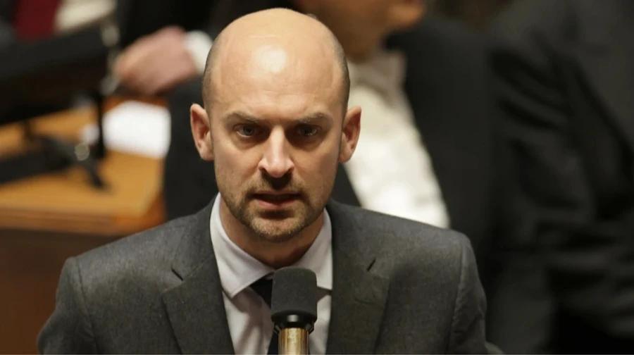 法国外交部长巴罗在接受法国《解放报》采访时说，欧洲现在需要与俄罗斯直接接触，以维