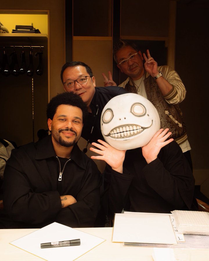 近日，美国知名音乐人The Weekend （盆栽哥）在日本与《尼尔》制作人横尾